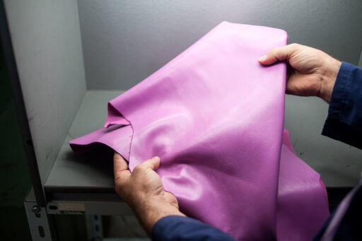 Controllo qualità: il cuore della produzione di pelli di alta gamma