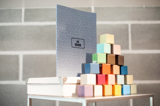 Campionario di colori con opuscolo aziendale di Nuova Icos sullo sfondo